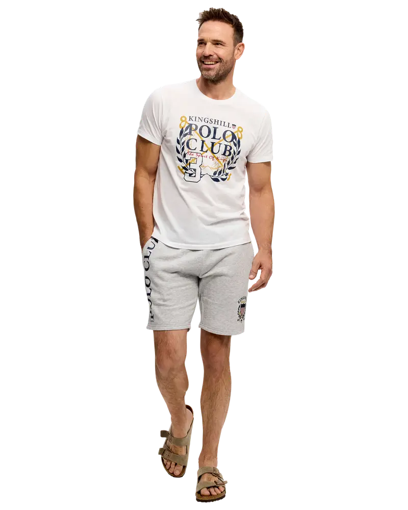 Herroutfit med vit Polo Club t-shirt med tryck, ljusgrå shorts med logotyp på sidan och beige sandaler. Bekväm, sportig stil för sommar eller fritid.