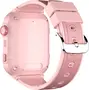 Pink smartwatch med justerbar silikonerem, metalspænde og sideknapper. Bagsiden har opladningskontakter. Moderne, holdbart design egnet til daglig brug og fitness-tracking.
