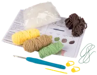 Virkpaket med gul, brun, grön garn, stoppning, virknål, garnnål, maskmarkörer och instruktioner. Perfekt för små virkprojekt eller amigurumi.