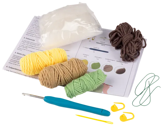 Virkpaket med gul, brun, grön garn, stoppning, virknål, garnnål, maskmarkörer och instruktioner. Perfekt för små virkprojekt eller amigurumi.