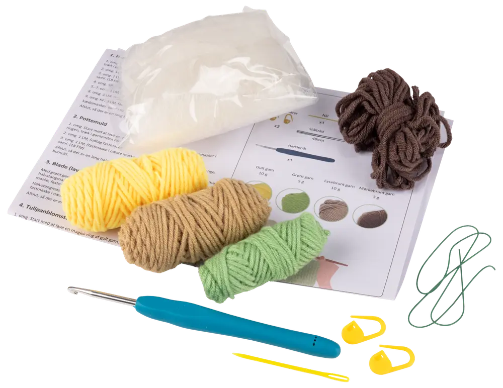 Virkpaket med gul, brun, grön garn, stoppning, virknål, garnnål, maskmarkörer och instruktioner. Perfekt för små virkprojekt eller amigurumi.