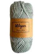 Lysegrøngrå uldgarn-nøgle med papiretiket mærket Uldgarn, 50 g, ca. 120 m.