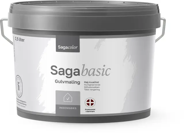 Plastspand med Sagacolor Sagabasic gulvmaling, 2,5 liter, gråt låg og hank. Etiketten angiver høj kvalitet, hurtigtørrende, til indendørs brug, produceret i Danmark.