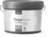 Plastspand med Sagacolor Sagabasic gulvmaling, 2,5 liter, gråt låg og hank. Etiketten angiver høj kvalitet, hurtigtørrende, til indendørs brug, produceret i Danmark.