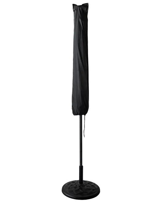 Hög svart terrassparaply med rund bas, visas stängd med skyddshölje. Passar utomhusbruk, ger skugga när den är öppen. Stilren, modern design för trädgård eller uteplats.