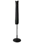 Hög svart terrassparaply med rund bas, visas stängd med skyddshölje. Passar utomhusbruk, ger skugga när den är öppen. Stilren, modern design för trädgård eller uteplats.