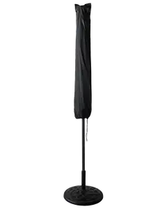 Hög svart terrassparaply med rund bas, visas stängd med skyddshölje. Passar utomhusbruk, ger skugga när den är öppen. Stilren, modern design för trädgård eller uteplats.