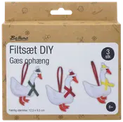 DIY filtset för att skapa tre hängande gåsdekorationer. Varje gås har färgad halsduk och mössa samt röda upphängningsöglor. Färdig storlek: 12,5 x 9,5 cm.