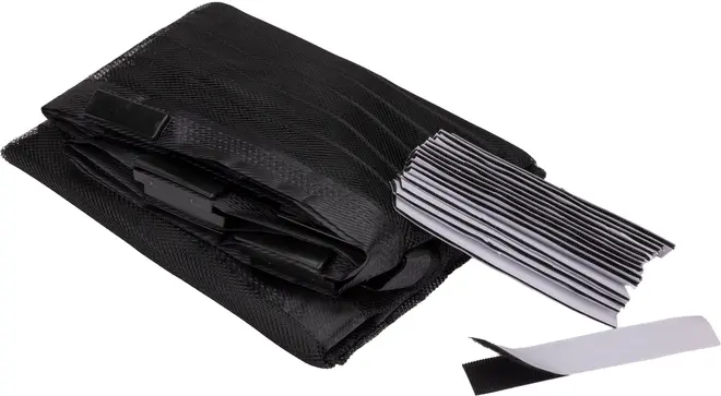 Sort net solskærm til bilvindue med klæbestrimler. Foldbart design for nem opbevaring. Giver UV-beskyttelse og privatliv. Inkluderer flere klæbestrimler til sikker fastgørelse.