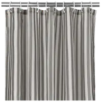 Grå og hvid stribet badeforhæng med lodrette linjer, lavet af vandafvisende stof. Har metaløjer til ophæng. Moderne design, der passer til de fleste badeværelser.