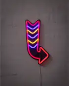 Neonskylt pil H. 30 x B. 15 cm