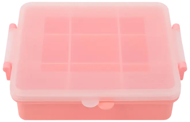 Rektangulær lyserød madkasse i plast med gennemsigtigt låg, sikre sideklemmer og flere indvendige rum til adskillelse af mad. Perfekt til snacks eller madpakker.