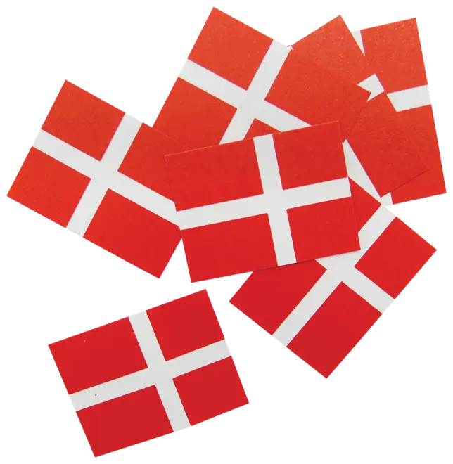 Sæt små rektangulære Dannebrog, rød baggrund med hvidt kors, velegnet til dekoration eller fest. Flagene er lavet af papir eller tyndt karton.