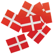 Sæt små rektangulære Dannebrog, rød baggrund med hvidt kors, velegnet til dekoration eller fest. Flagene er lavet af papir eller tyndt karton.
