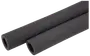 To sorte skumrør til rørisolering, cylindriske med hul midte, designet til at omslutte rør for termisk isolering og beskyttelse mod kondens og frost. Tekstureret overflade.