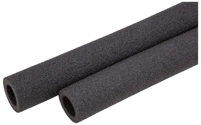 To sorte skumrør til rørisolering, cylindriske med hul midte, designet til at omslutte rør for termisk isolering og beskyttelse mod kondens og frost. Tekstureret overflade.