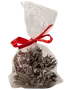Klar plastpåse med dekorativa kottar och silverglitter, knuten med rött band. Perfekt för jul- eller festdekoration.