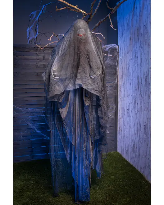 Hög Halloween-spökdekoration med trasigt grått tyg, lysande röda ögon, skelett-händer och skrämmande ansikte. Passar både inomhus och utomhus för kuslig stämning.