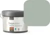 5-liters spand Sagacolor Sagasense vægmaling, indendørs brug, halvmat finish (glans 7), miljømærket, slidstærk og vaskbar, med gråt låg og metalhank.