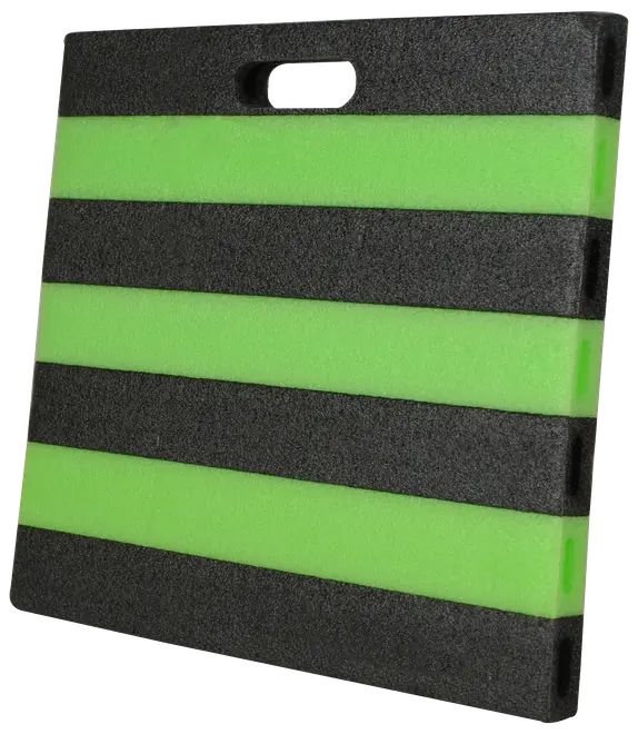 Rektangulär knäskyddsdyna i skum med gröna och svarta ränder, inbyggt handtag för enkel transport, lätt och hållbar för trädgårdsarbete eller rengöring.