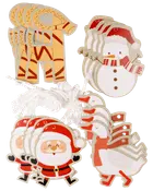 Set med presentetiketter i form av häst, snögubbe, tomte och gås, alla med hål för snöre. Inkluderar vita snören för enkel fastsättning.