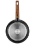 Non-stick stekpanna med svart utsida, silverfärgat cirkelmönster i botten och träliknande handtag med upphängningshål. Passar olika spisar, ergonomiskt grepp.