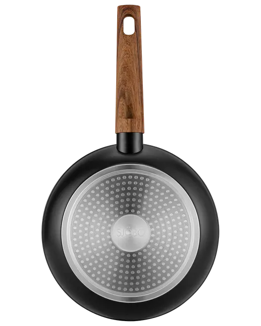 Non-stick stekpanna med svart utsida, silverfärgat cirkelmönster i botten och träliknande handtag med upphängningshål. Passar olika spisar, ergonomiskt grepp.