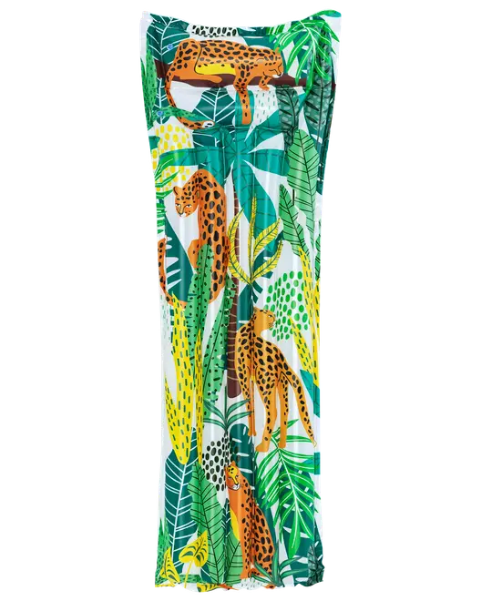 Maxiklänning med färgstarkt djungelmönster, gröna blad och orange geparder. Ärmlös, lätt tyg, avslappnad passform, perfekt för sommar eller semester.