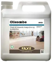 Plastdunk med Faxe oliesæbe natur til pleje af olierede træ- og korkgulve. Har bærehåndtag, skruelåg og etiket med produktinformation og indeklimamærke.