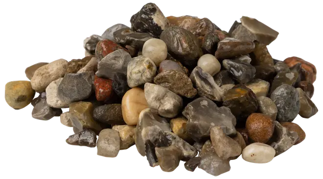 En bunke blandede natursten i forskellige størrelser, former og jordfarver som brun, grå, rød og beige. Glat overflade, velegnet til dekoration eller havebrug.