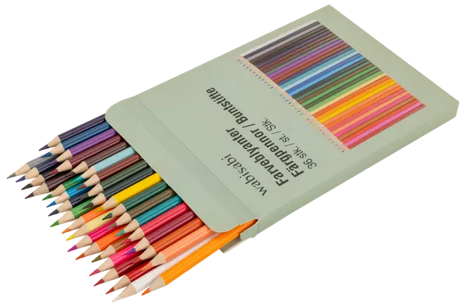 Et sæt med 24 farveblyanter i en lysegrøn papæske, blyanterne er pænt arrangeret med spidserne synlige og viser mange klare farver til tegning eller farvelægning.