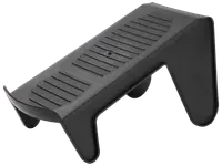 Sort fodstøtte i plast med skridsikker, rillet overflade og vinklet design. Velegnet til brug under skrivebordet for bedre komfort og ergonomi.