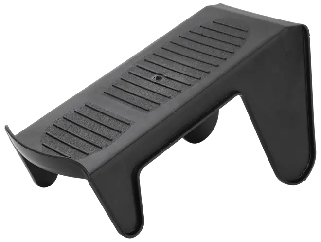 Sort fodstøtte i plast med skridsikker, rillet overflade og vinklet design. Velegnet til brug under skrivebordet for bedre komfort og ergonomi.