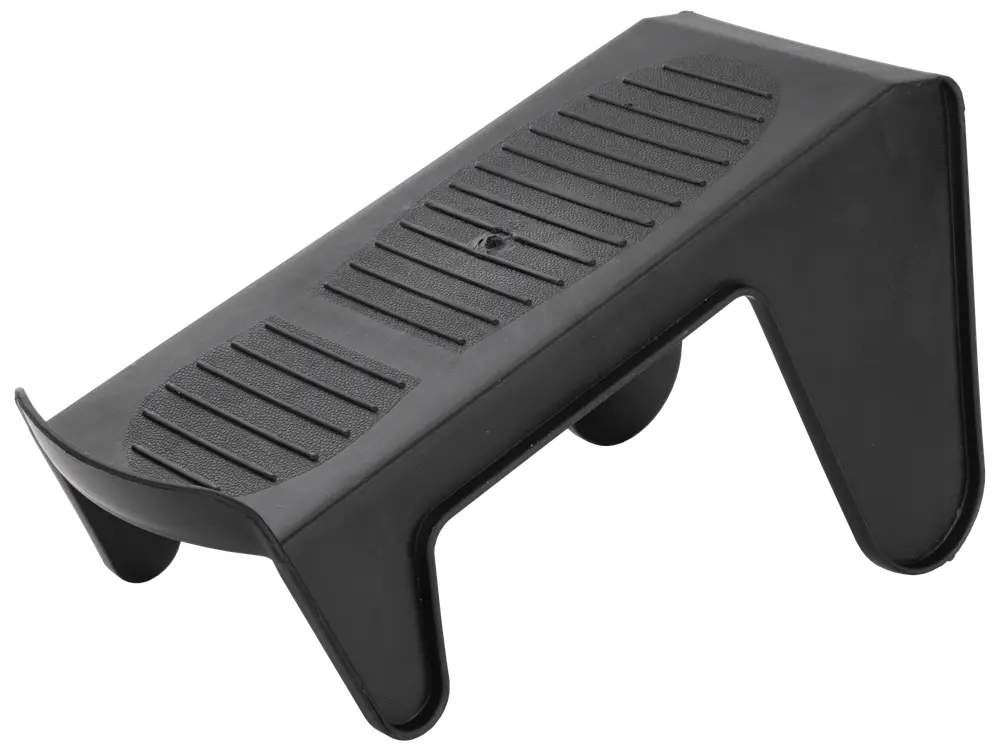 Sort fodstøtte i plast med skridsikker, rillet overflade og vinklet design. Velegnet til brug under skrivebordet for bedre komfort og ergonomi.