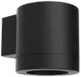 Moderne sort cylindrisk væglampe med mat finish, velegnet til udendørs eller indendørs brug. Lampen har nedadrettet lys og en solid, rektangulær vægbeslag.