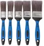 Sæt med fem pensler med blå og sorte ergonomiske håndtag, metalbeslag og syntetiske børster. Størrelser fra 25mm til 50mm, velegnet til forskellige maleropgaver.