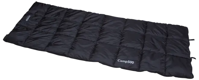 Rektangulär svart sovsäck med quiltad söm, märkt 'Camp500'. Designad för camping, ger isolering och komfort. Lätt och passar för milt väder.