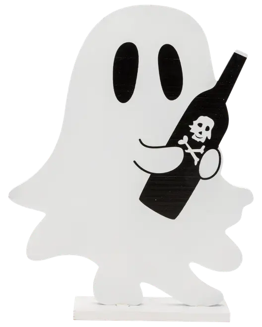 Vit dekorationsfigur formad som ett spöke, håller en svart flaska med dödskalle och korslagda ben. Platt, står upprätt, passar till Halloween eller temadekor.