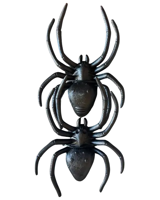 Svart väggdekoration i metall med två realistiska spindlar staplade vertikalt, båda med detaljerade ben och texturerade kroppar. Passar för Halloween eller gotisk inredning.