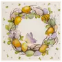 Dekorativ serviet med en krans af pastelfarvede æg, grønne blade, hvide blomster og en lilla sommerfugl i midten, perfekt til forår eller påske.