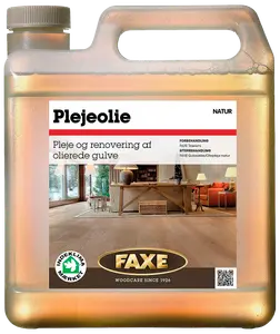 Faxe plejeolie til olierede trægulve, natur. Plastdunk med håndtag og skruelåg, velegnet til vedligeholdelse og renovering af indendørs trægulve. Miljømærket produkt.