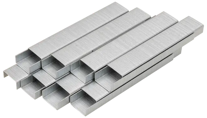 Förpackning med silverfärgade häftklamrar, staplade i rader. Standardstorlek, rektangulär form, passar de flesta häftapparater. Hållbara och rostfria för pappersbindning.