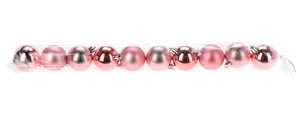 Set med rosa julgranskulor i olika ytor—matt, blank och glittrig—förpackade i ett genomskinligt plast-rör, perfekta för julgransdekoration.