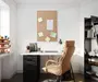 Moderne hjemmekontor med ergonomisk stol i beige, hvidt skrivebord med sorte skuffer, opslagstavle, skrivebordslampe og organiseret kontorartikler. Reol og vinduesplads i baggrunden.