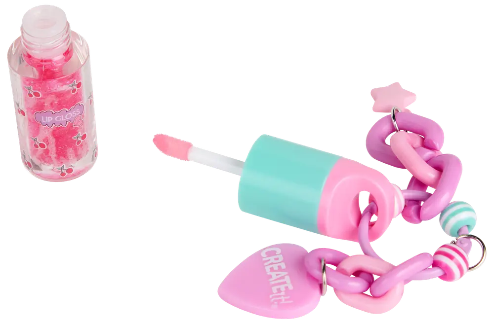 Lyserød kirsebær-lipgloss med turkis og lyserød applikator, fastgjort til en kraftig lyserød kæde med dekorative charms, herunder et hjerte med teksten 'CREATE!' og en stjerne.