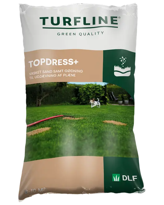 Påse med Turfline Topdress+, innehåller tvättad sand och gödsel för utjämning av gräsmatta. Räcker till 8-10 m². Produktmärke och gräsbild på förpackningen.
