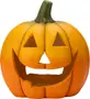 Orange udskåret græskar-jack-o'-lantern med grøn stilk, trekantede øjne og næse samt stort smil til Halloween-dekoration.