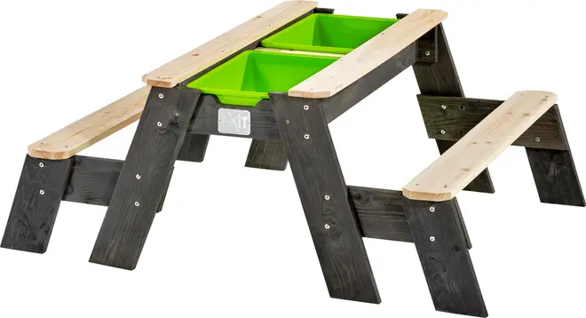 Børnebord med to indbyggede grønne plastkasser, sort og naturtræ, fastmonterede bænke på begge sider, robust design, ideel til udendørs leg og aktiviteter.