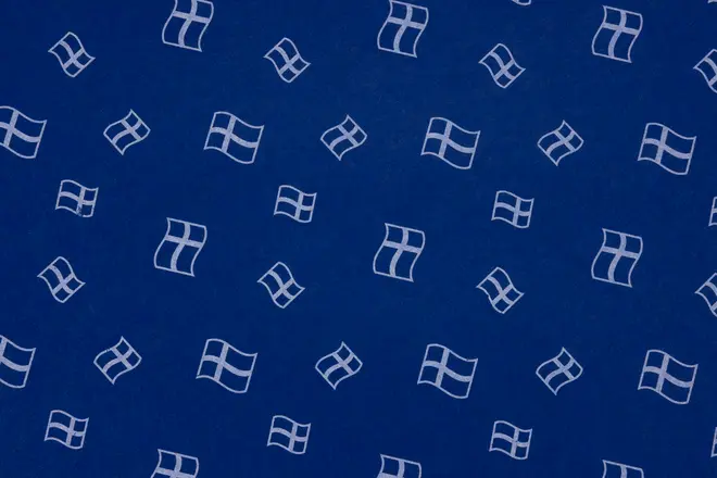 Blåt stof med gentaget mønster af hvide, stiliserede vindueslignende logoer, jævnt fordelt og i forskellige retninger. Glat tekstur, velegnet til polstring eller dekoration.