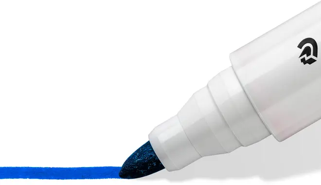 Nærbillede af en blå tusch med skrå spids, hvidt skaft og sort logo, der tegner en kraftig blå streg på hvidt underlag.